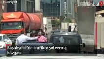 Başakşehir'de trafikte yumruk yumruğa yol verme kavgası!