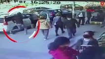 Eyüpsultan'da döviz bürosuna silahlı saldırı anı kamerada
