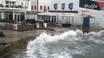 Bodrum'da fırtına yaşamı olumsuz etkiledi, tekneler battı