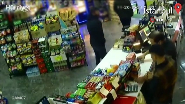 Kağıthane’de iki şahıs kendisine veresiye alkol vermeyen kasiyere tehdit edip silah doğrulttu