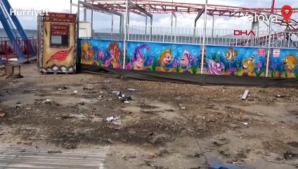 Yalova'da dev dalgalar sahile vururken, kıyıda avlanan su samuru görüntülendi