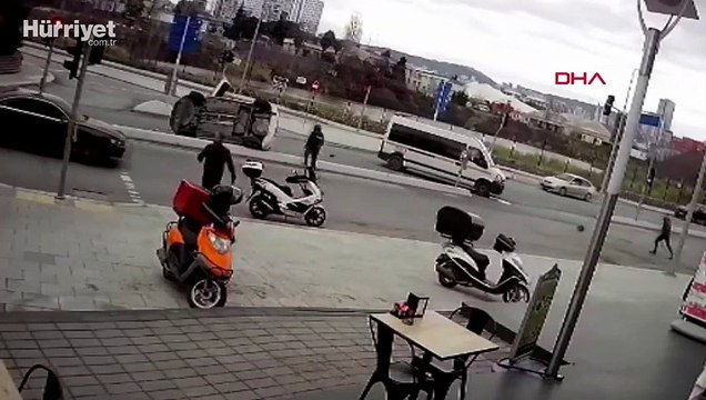 Kartal'da servis minibüsüyle çarpışan otomobil devrildi