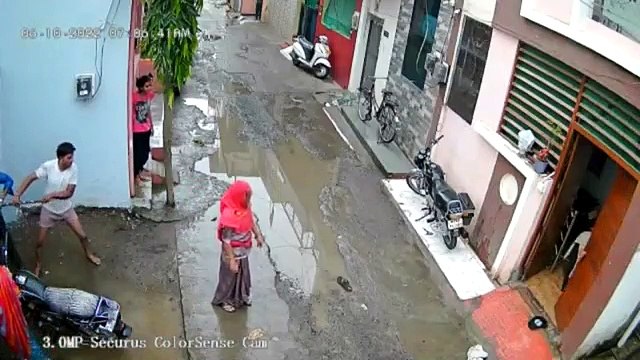 आपस में भिड़े पड़ोसी, जमकर चले लाठी-डंडे video viral