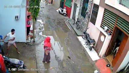 आपस में भिड़े पड़ोसी, जमकर चले लाठी-डंडे video viral
