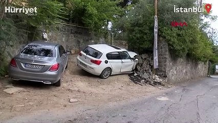Sarıyer'de istinat duvarına çarpan otomobil hurdaya döndü