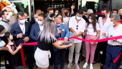 Necip Uysal, Bayrampaşa'da adının verildiği spor tesisinin açılışına katıldı