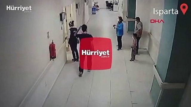 Isparta'da hasta yakınının doktoru darbettiği anlar kamerada