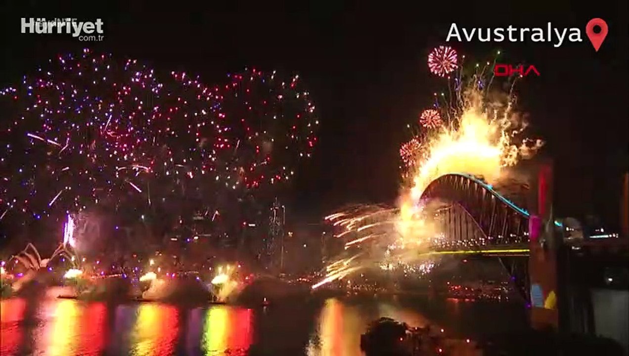 Avustralya, 2022 yılını Sydney Köprüsü'nde havai fişek gösterisiyle karşıladı