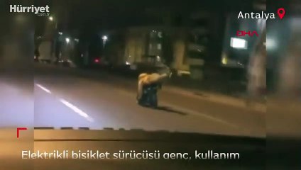 Elektrikli bisiklet sürücüsünden şaşkına çeviren hareket