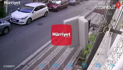 Üzerine düşen kanepeden son anda kurtuldu