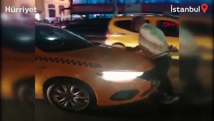 Beyoğlu'nda alınmadığı taksinin üstüne çıkarak tepki gösterdi