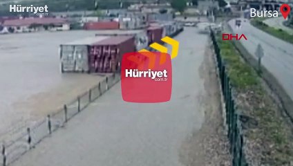 Servis midibüsü, bariyerlere çarpıp devrildi! Kaza anı kamerada