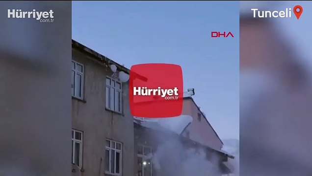 Çatıda biriken kar yığınları, çığ gibi düştü! O anlar kamerada