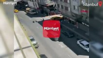 Zeytinburnu'nda sokak ortasında kemerlerle birbirlerine saldırdılar