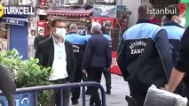 Taksim'de seyyar satıcı-zabıta arbedesini polis sonlandırdı  o aldırmadan dürümünü yemeye devam etti