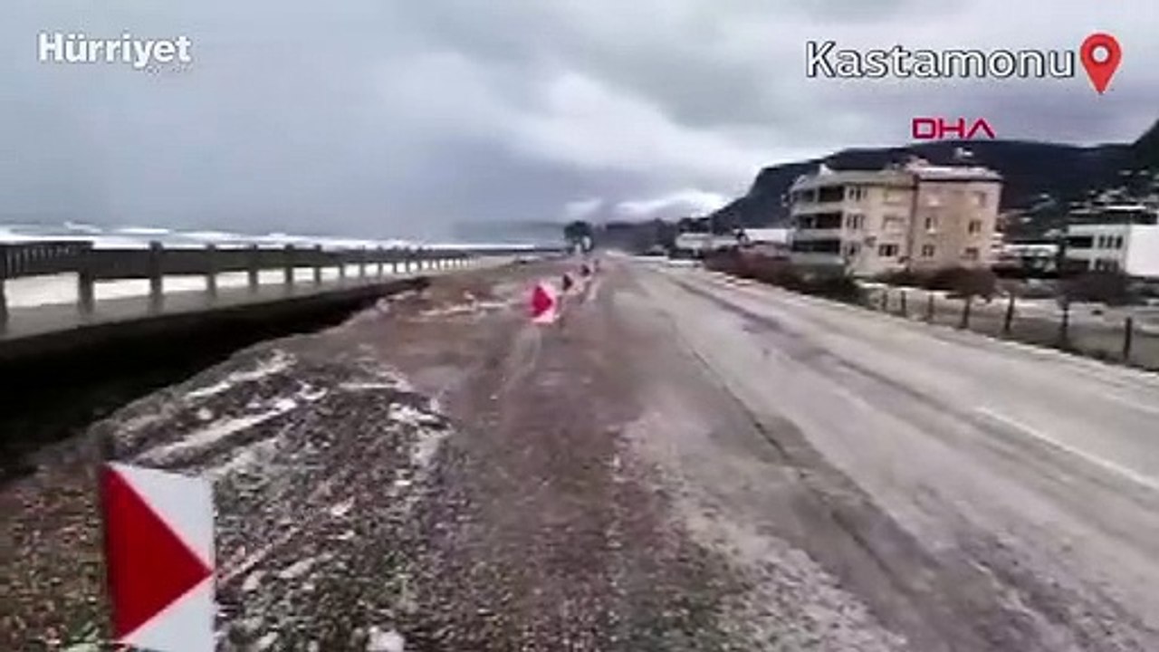 Dalgaların vurduğu Cide-Bartın sahil yolunda çökme