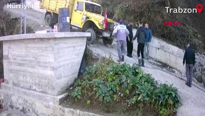 Kayan kamyonun altında kalmaktan saniyelerle böyle kurtuldular
