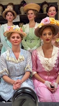 Elles jouent à Si tu rigoles, tas perdu avec une machine à pets