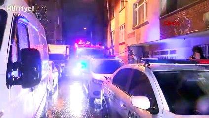 Bağcılar'da 3 katlı binanın bahçesinde göçük oluştu