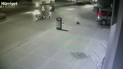 Minibüs, yaralı ile yardımına koşan 3 kişiye çarptı