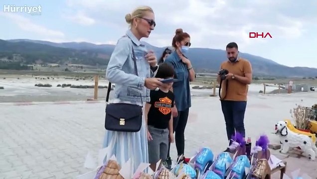 Bakan Ersoy'un eşi Pervin Ersoy, ünlü isimlerle beraber Salda Gölü'nü gezdi