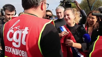 El Gobierno francés obliga a los operarios de algunas refinerías a suministrar combustibles a las gasolineras