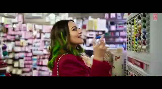 ২২ গজ ছেড়ে বলিউডে? ‘ডাবল এক্সেল’ স্টার শিখর ধওয়নের বক্ষলগ্ন হুমা কুরেশি!