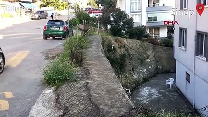 İçinde çocuk olan bebek arabasının yokuştan kayıp, 3 metreden düştüğü anlar kamerada