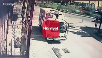 Arnavutköy'de minibüsle kamyonet kavşakta çarpıştı  kaza anı kamerada