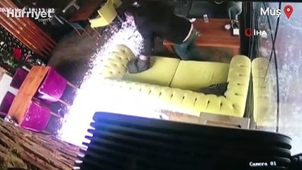 Muş’ta kafede oturan müşteriler çatıdan düşen kar kütlesinden kıl payı kurtuldu... O anlar kamerada