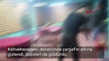 Kahvehanedeki denetimde çarşafın altına gizlendi, polisleri de güldürdü