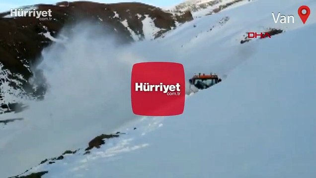 Başkale'de kar kalınlığı iş makinelerinin boyunu aştı