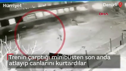 Trenin çarptığı minibüsten son anda atlayıp, canlarını kurtardılar