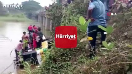 Hindistan’da otobüs göle düştü
