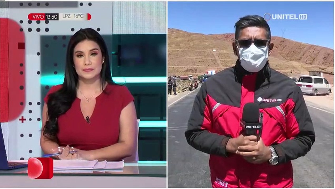 Larga fila de vehículos sobre la carretera Oruro - Cochabamba