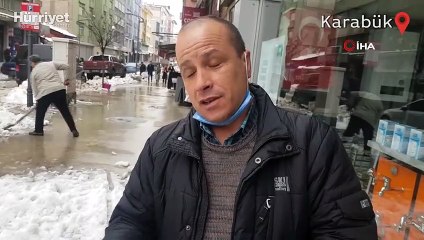 Kaldırımda yürüyen kızın üstüne kar kütlesi böyle düştü