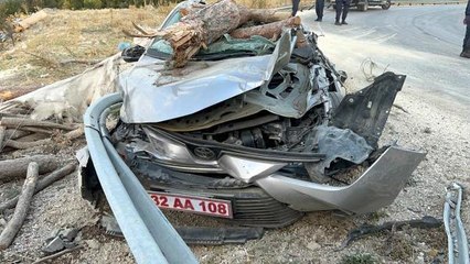 Son dakika haberi: ODUN YÜKLÜ TIR KAYMAKAMIN MAKAM ARACINA ÇARPTI, KORUMA POLİSİ YARALANDI