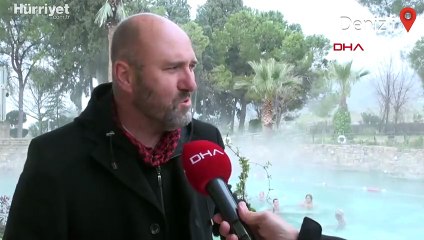 Pamukkale'de kar yağdı, turistler sıcak su havuzunda yüzdü
