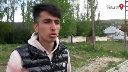 Mahalleye inen bozayı, cadde ve sokaklarda yiyecek ararken görüntülendi
