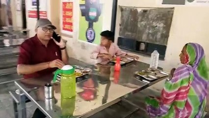 इंदिरा रसोई में सीएमएचओ ने खुद खाकर परखा भोजन