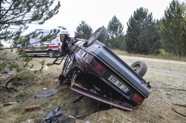 Son dakika haber! FRENİ BOŞALAN OTOMOBİL TAKLA ATTI 2 YARALI