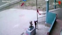 Ağrı'da direğin yarısına inen Türk bayrağını fark eden çocuk, bayrağı böyle göndere çekti