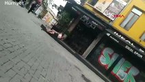 Beşiktaş'ta iki turistin yarı çıplak halde yerde yaptıkları kavga kamerada