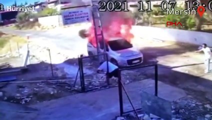 Alev alan araçta uyuyan oğlunu kurtardı  o anlar kamerada