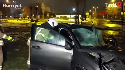Tuzla'da kaldırıma çıkan otomobil iş makinasına çarparak durabildi
