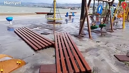 İzmir ve Balıkesir'de etkili olan fırtına hayatı olumsuz etkiledi