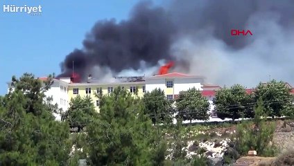 Öğrenci yurdu çatısındaki yangın karadan ve havadan müdahaleyle söndürüldü