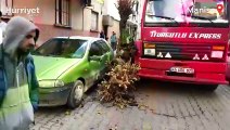 Kuruyan ağaç devrildi, 1 kamyon ve 1 otomobilde hasar meydana geldi