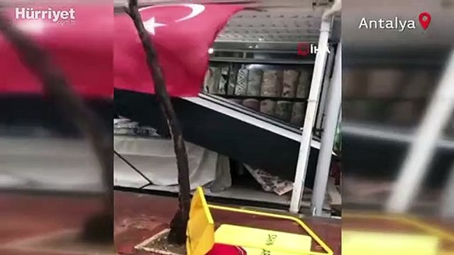 Antalya'yı sağanak ve fırtına vurdu ağaçlar yıkıldı, araçlar suda mahsur kaldı