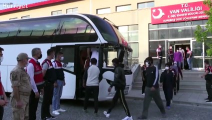 Van'da güvenlik güçlerince yakalanan göçmenler sınır dışı ediliyor